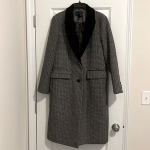 BCBGMAXAZRIA Black and white houndstooth coat in size large